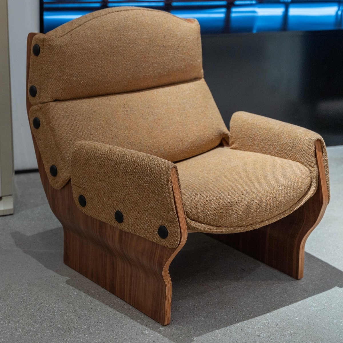 Lumen Armchair - FURNIBLE.