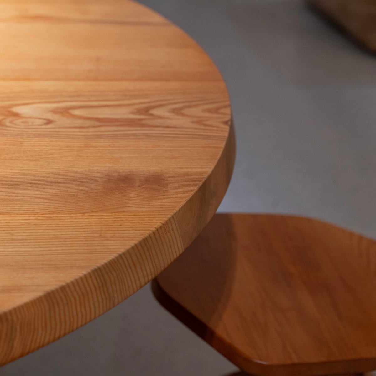 Nexus Round Table - FURNIBLE.