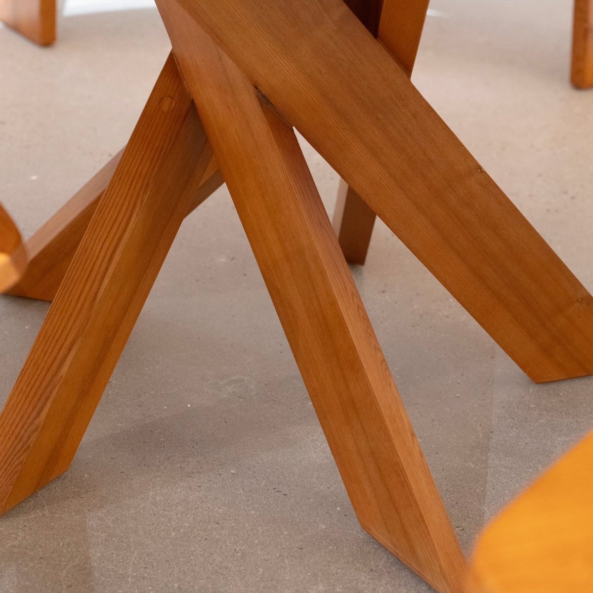 Nexus Round Table - FURNIBLE.