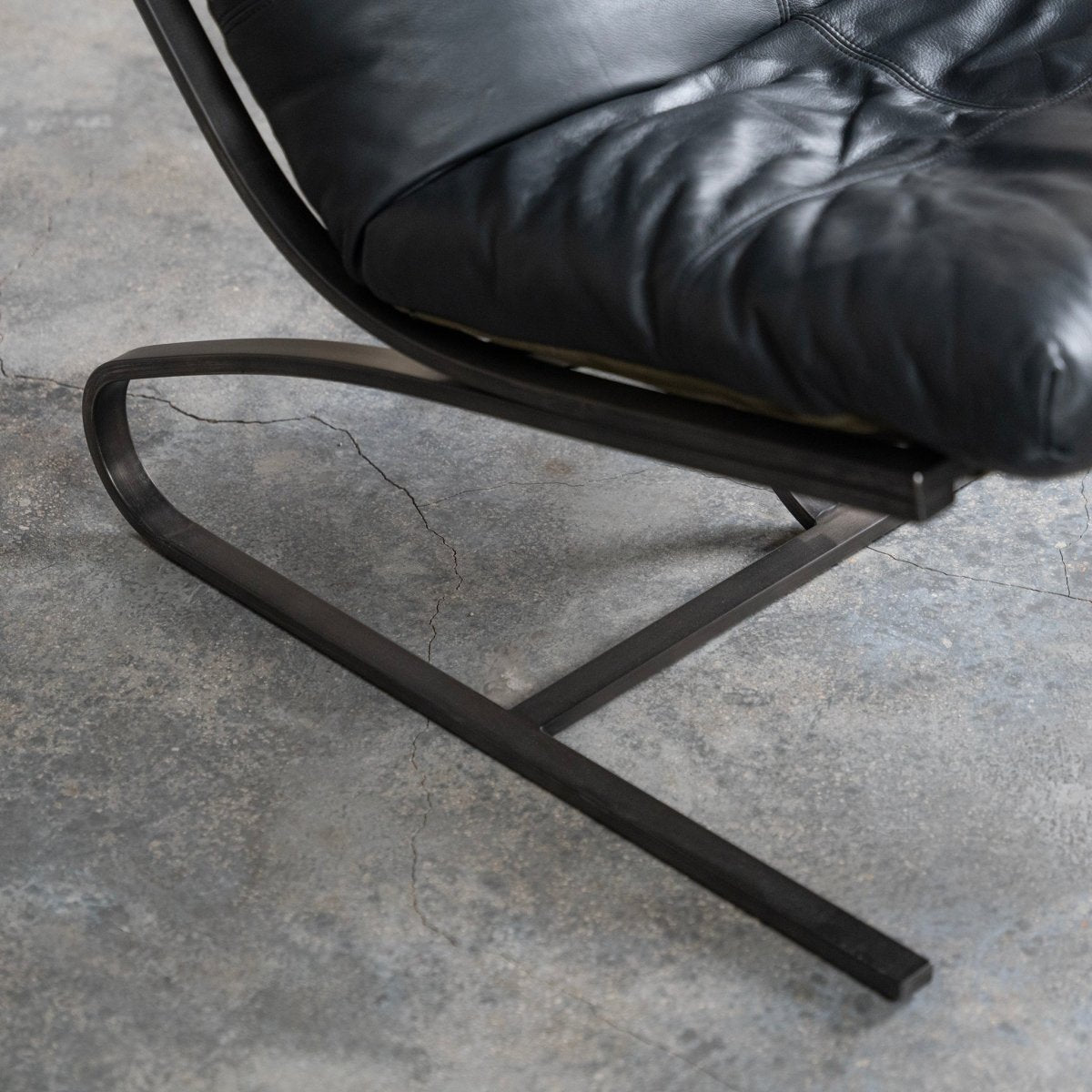 Onyx Lounge Chair - FURNIBLE.