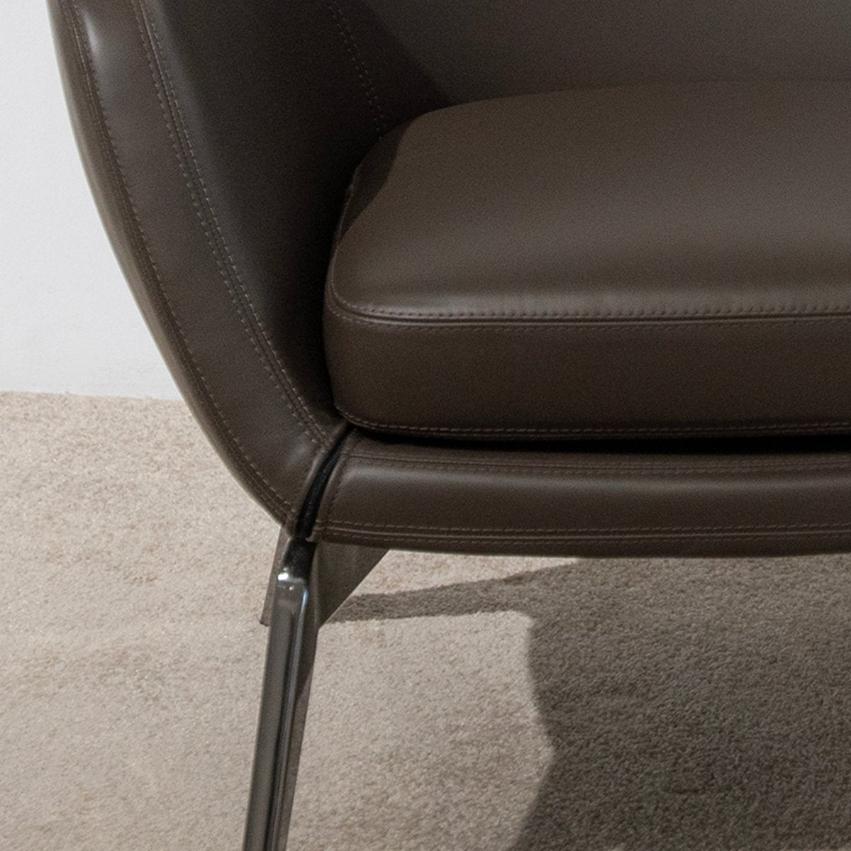 Valente Leather Lounge - FURNIBLE.