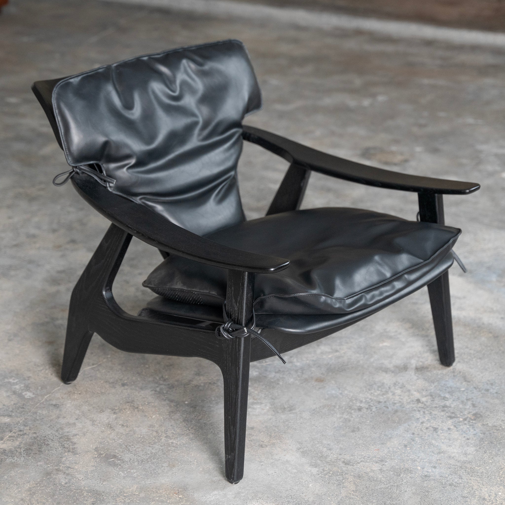 Noir Lounge Chair