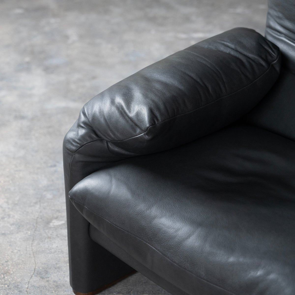 Nimbus Armchair - FURNIBLE.